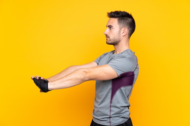 Homme de sport avec barbe sur mur isolé