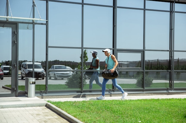 Homme de sport contre le bâtiment vitré moderne