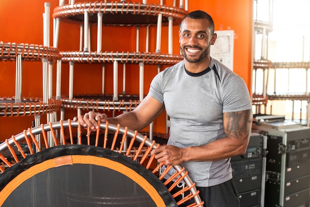 Homme de sport dans la salle de gym avec saut de corps