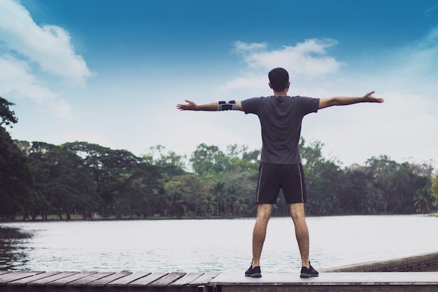 Homme de sport exercice et ver vers le haut sur le pont avec la rivière