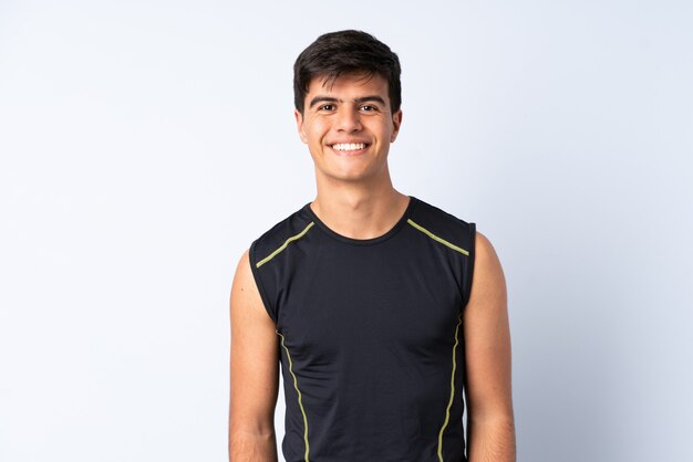 Homme de sport sur fond bleu isolé heureux et souriant