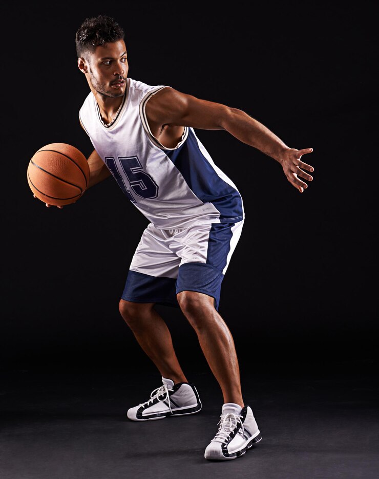 Photo homme de sport et joueur de basket-ball en studio pour la compétition de fitness et l'entraînement sur fond noir carrière d'athlète professionnel et exercice avec la balle pour le jeu hobby et modèle en bonne santé en action