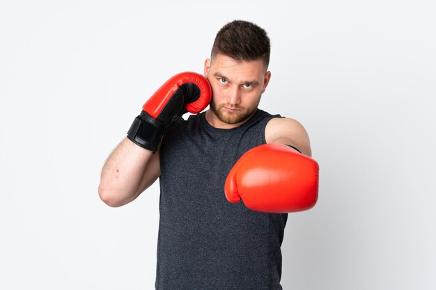 homme sport sur mur blanc avec des gants de boxe