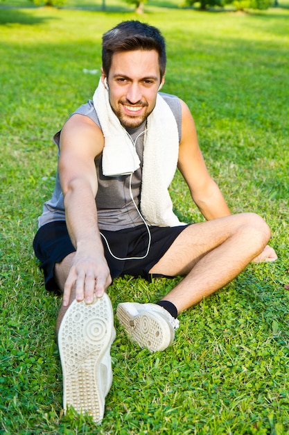 Homme de sport qui s&#39;étend dans le parc