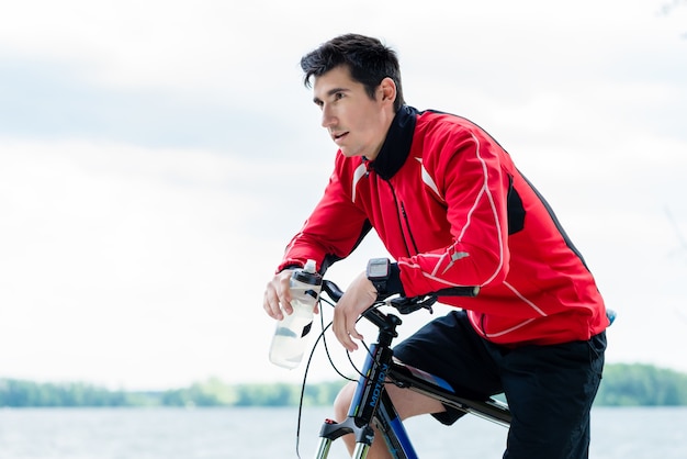 Homme de sport sur le vélo de montagne au repos