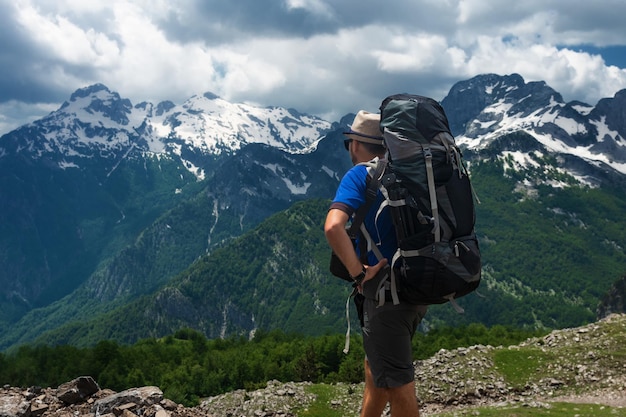 Homme sportif adulte dans le concept de liberté de l'explorateur de voyageurs de montagne