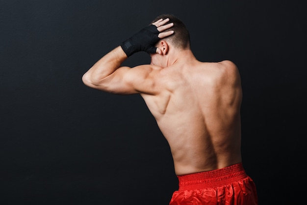 homme sportif avec des bandages de boîte