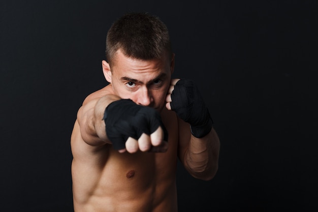 homme sportif avec des bandages de boîte