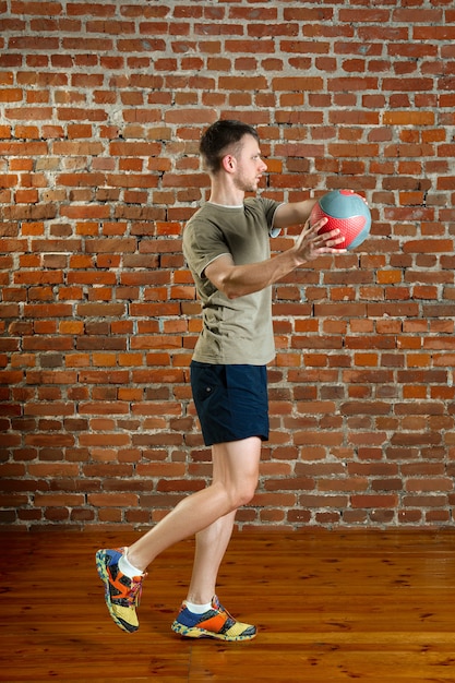 Homme sportif faisant des exercices d&#39;équilibre avec ballon