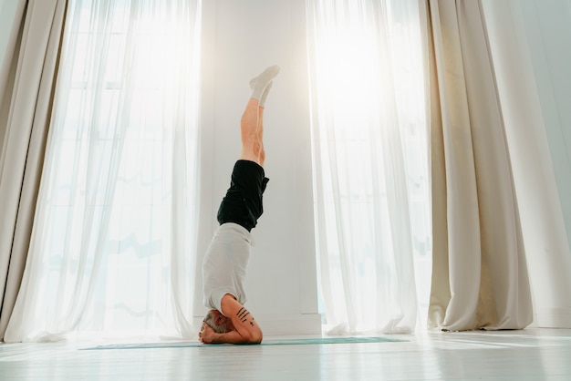 L'homme sportif fait du yoga à la maison