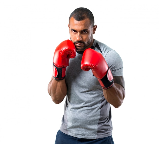 Homme sportif fort avec des gants de boxe