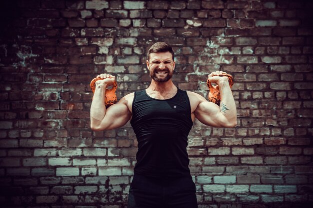 Homme sportif avec une kettlebell. Force et motivation