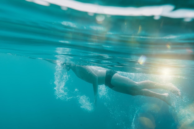 L'homme sportif nage vite en mer