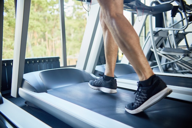 Homme sportif qui court sur tapis roulant