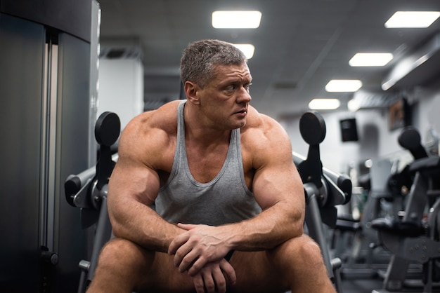 Homme sportif s&#39;entraîne dans le gymnase.