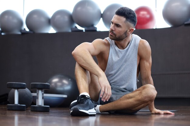 Homme sportif se reposant, ayant une pause après avoir fait de l'exercice.