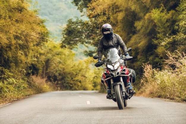 Homme, sportster, moto, campagne, pendant, coucher soleil