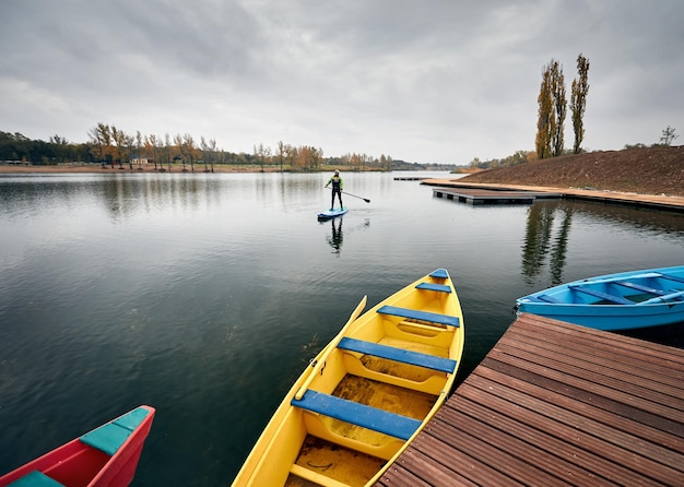 Homme sur stand up paddle