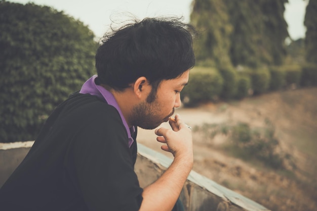 Homme de stress qui fume