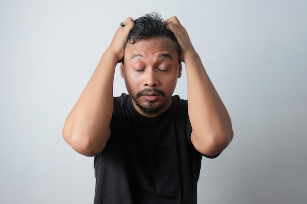 Un homme stressé attrape ses cheveux avec les mains