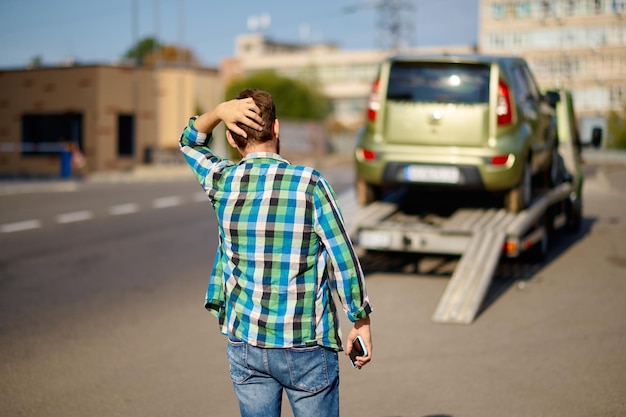 Homme stressé ayant des problèmes avec sa voiture