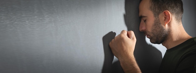 Homme stressé caucasien à la maison