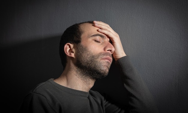 Homme stressé caucasien à la maison