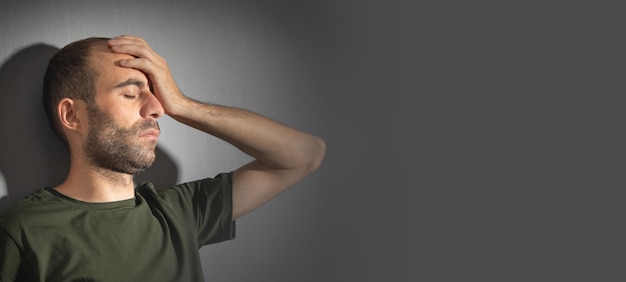 Homme stressé caucasien à la maison