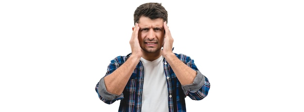 L'homme stressé debout sur le fond blanc