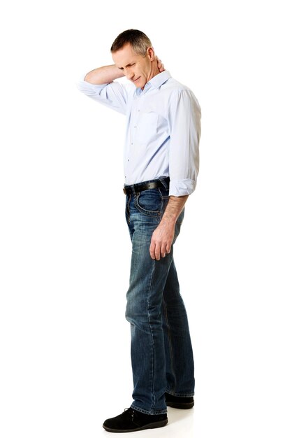 Photo un homme stressé sur un fond blanc