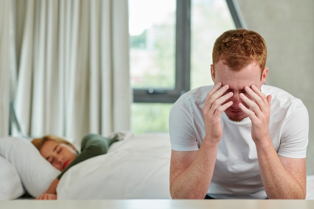 L'homme stressé ne peut pas dormir