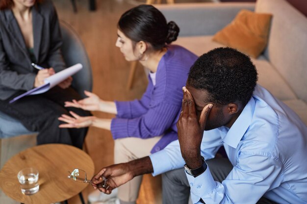 Homme stressé visitant un psychologue familial