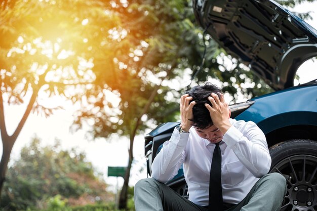 Photo un homme stressé et une voiture en panne