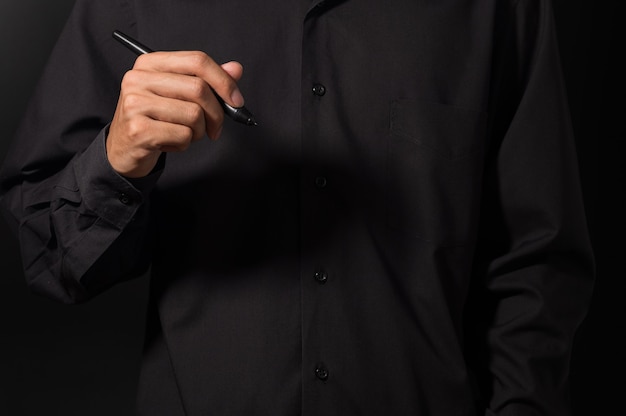 Homme avec un stylo vêtu d'une robe noire