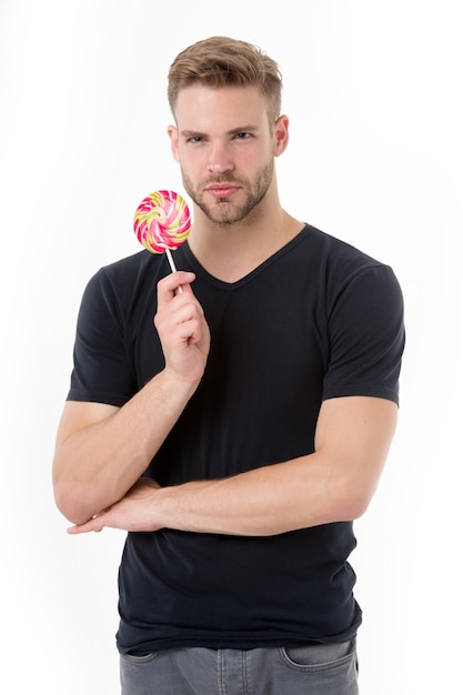 Homme avec sucette isolé sur blanc Homme avec des bonbons sur bâton Mode macho avec tourbillon de caramel en t-shirt décontracté Nourriture sucrée et dessert Alimentation et alimentation malsaines