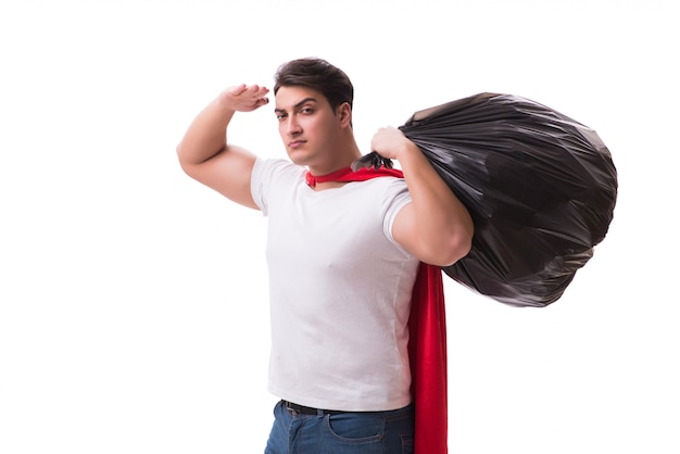 Homme de super-héros avec sac poubelle isolé