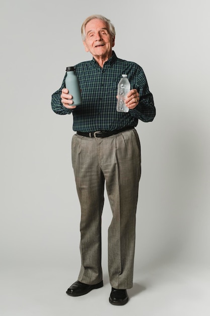 Homme supérieur avec deux bouteilles d'eau