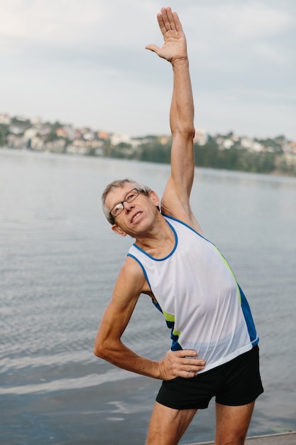 L'homme supérieur est engagé dans des sports sur le remblai de lac