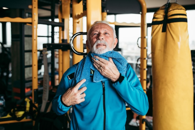 Homme supérieur exerçant au gymnase.