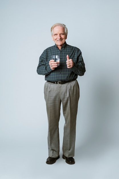 Homme supérieur avec un verre d'eau