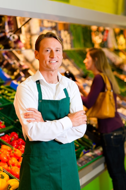 Homme, supermarché, vendeuse