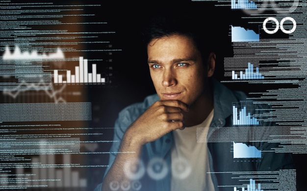 Homme superposition et penser sur l'ordinateur avec l'analyse des données la nuit pour les idées des heures supplémentaires et la date limite pour le logiciel homme d'affaires et les statistiques avec des graphiques programmation et traitement d'informations