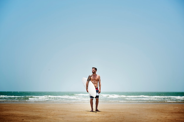 Homme surfant sur le concept de plage