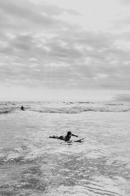 Homme surfant à la plage