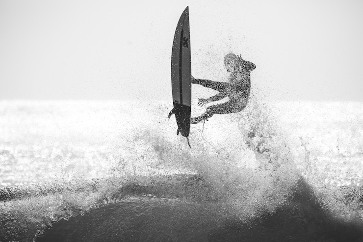 Photo un homme surfe dans la mer contre le ciel