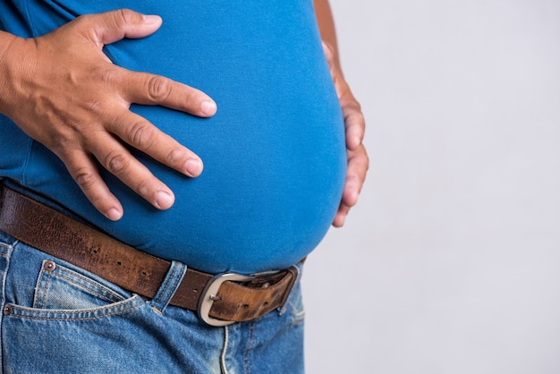 Homme en surpoids ou gros en jeans serrés