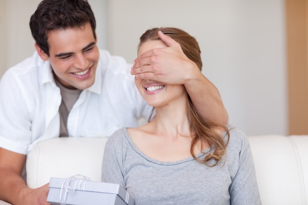 Homme surprenant sa copine avec un cadeau