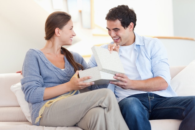 Homme surprenant sa femme avec un cadeau