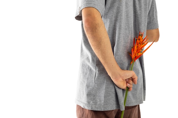 Un homme surprend sa petite amie avec des fleurs sur le dos