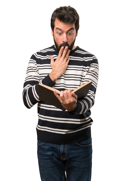 Homme surpris avec barbe en lisant un livre